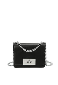 Borsa a tracolla in pelle nera con catena argentata, forma rettangolare, chiusura a scatto metallica e superficie liscia.