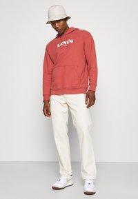Levi's® RELAXED GRAPHIC - Sweatshirt com capuz - marsala