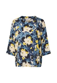 Blusa de corte holgado con un gran patrón floral en azul, negro, amarillo y crema, cuello redondo y mangas de tres cuartos.