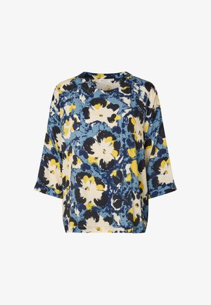 Luźna bluzka w dużym kwiatowym wzorze w kolorach niebieskim, czarnym, żółtym i kremowym, z okrągłym dekoltem i rękawami o długości trzy czwarte.