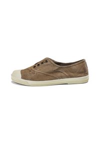Scarpa slip-on in tela marrone con punta in gomma, superficieTexturizzata e cinque occhielli per i lacci. Suola chiara e dettagli cuciti.