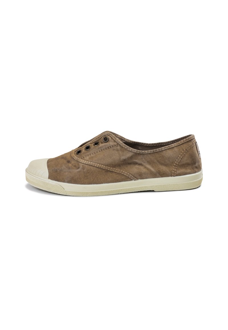 Scarpa slip-on in tela marrone con punta in gomma, superficieTexturizzata e cinque occhielli per i lacci. Suola chiara e dettagli cuciti.