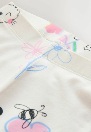 Puuvillakangas, jossa on kerma taustana ja värikkäitä kukka-, mehiläinen- ja leikkisiä kuvioita; kevyet tikkausyksityiskohdat näkyvissä.