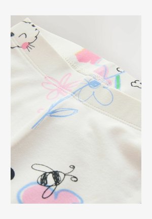 Koka audums ar krēmkrāsas fonu, uz kura attēlotas krāsainas ziedu, bišu un rotaļīgu formu drukas; redzamas smalkas šūšanas detaļas.