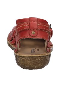 Rode leren sandaal met verstelbare band, decoratieve stiknaden en een getextureerde bruine buitenzool met een bloemenpatroon. Ontwerp met open achterkant.