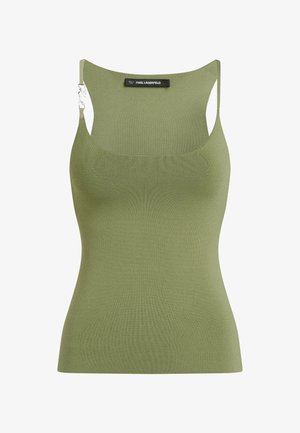 Roheline kudumine ilma varrukateta topp õhukeste rihmadega, millel on ümar kaelus ja dekoratiivne hõbedane klamber ühel rihmal.