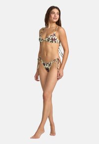 Ensemble de bikini avec un fond vert clair et des motifs de feuilles bordeaux foncé. Bretelles ajustables et bas à nouer pour un ajustement personnalisable.