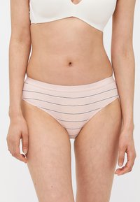 Roze gestreepte katoenen slips met een brede elastische tailleband, gekenmerkt door dunne marineblauwe horizontale lijnen en een gladde textuur.