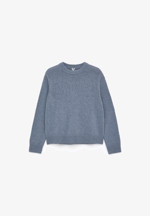 Blauer gestrickter Pullover mit rundem Ausschnitt, gerippten Bündchen und Saum, der eine strukturierte Oberfläche im gesamten Stoff aufweist.