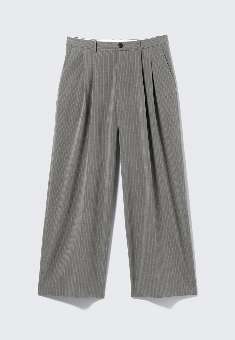 Γκρι πλισέ παντελόνια με κάθετο σχέδιο ρίγας, διαθέτουν κλείσιμο με κουμπί, πλαϊνές τσέπες και σχέδιο με φαρδύ πόδι.