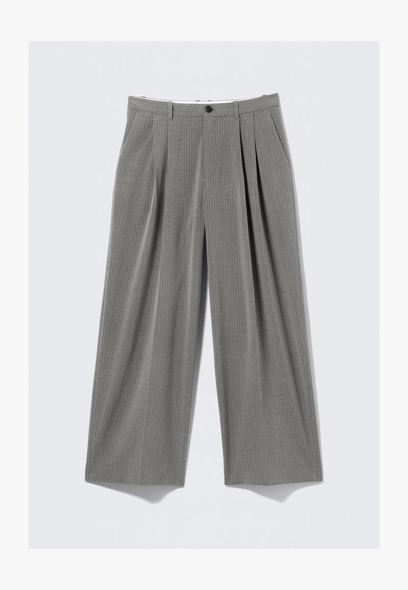 Γκρι πλισέ παντελόνια με κάθετο σχέδιο ρίγας, διαθέτουν κλείσιμο με κουμπί, πλαϊνές τσέπες και σχέδιο με φαρδύ πόδι.