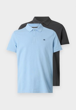 Kaksi poolopaitaa: yksi vaaleansininen, jossa on kaulus ja napit, ja yksi tummanharmaa. Molemmissa on pieni logo rinnassa ja lyhyet hihat.