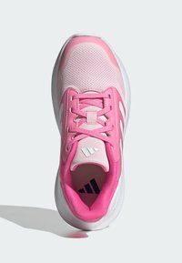 Różowy but sportowy z siateczkowym wierzchem i wyściełanym kołnierzem. Posiada różowe sznurówki, białe akcenty i teksturowaną podeszwę. Lekka konstrukcja dla komfortu.