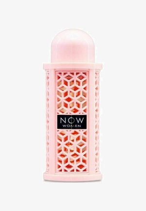 Vaaleanpunainen sylinterimäinen parfyymipullo, jossa on geometrinen ristikkosuunnittelu. Pullossa on kupolimainen korkki ja etiketti, jossa lukee "NYT NAISILLE."