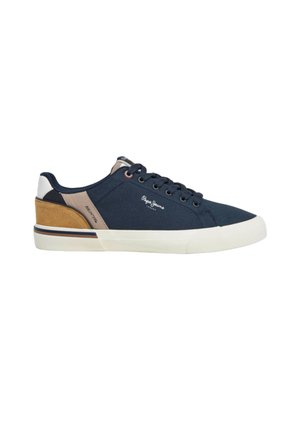Scarpa da ginnastica bassa blu navy con suola bianca, inserto in pelle scamosciata marrone sul tallone, lacci neri e logo "Pepe Jeans" sul lato.