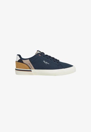 Scarpa da ginnastica bassa blu navy con suola bianca, inserto in pelle scamosciata marrone sul tallone, lacci neri e logo "Pepe Jeans" sul lato.