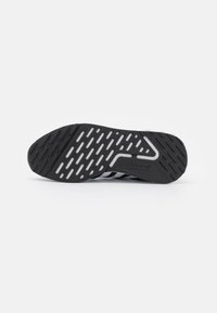 Must nafta jalanjälg mustast kummist, millel on mustrid ja lõiked, valge aktsent ja silmapaistev Adidas logo.