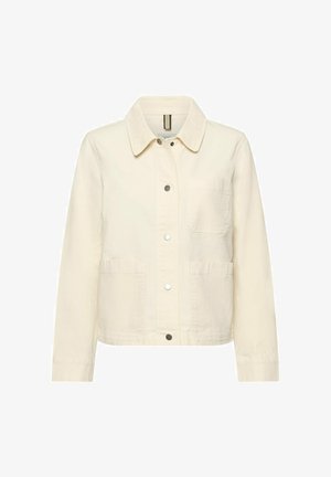 Veste boutonnée couleur crème à manches longues, avec un col et trois poches frontales, présentée sur un fond blanc.