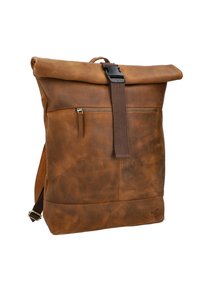 Ruskea nahkareppu, jossa on rullattava yläosa, yksi etutasku vetoketjulla ja ruskea kangashihna. Ominaisuuksiin kuuluu teksturoitu pinta ja minimalinen varustus.