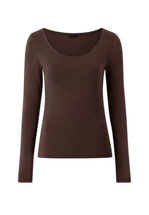 Bruin nauwsluitend damesshirt met lange mouwen en een ronde halslijn, afgebeeld tegen een witte achtergrond.