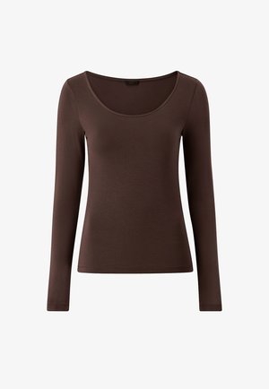 Bruin nauwsluitend damesshirt met lange mouwen en een ronde halslijn, afgebeeld tegen een witte achtergrond.