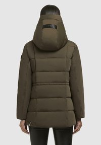 Olivgrüne Steppjacke mit Kapuze, ausgestattet mit einem Logo auf der Rückseite, horizontalem Steppmuster und schmaler Passform. Glattes, wasserabweisendes Material.