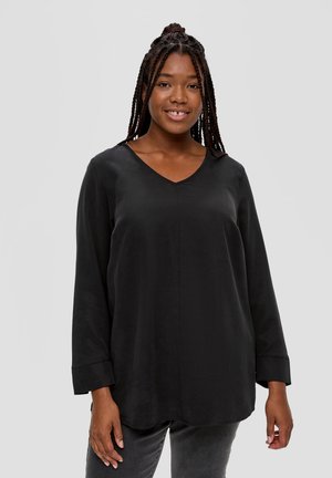 Schwarze Bluse mit langen Ärmeln, V-Ausschnitt und geschwunghem Saum. Hergestellt aus glattem Stoff mit dezentem Glanz. Verfügt über gefaltete Manschetten und eine lockere Passform.