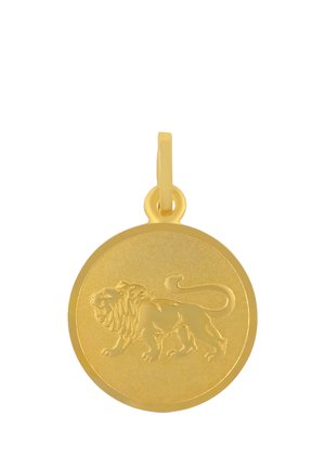 Pendentif circulaire en or avec un motif de lion en relief et une boucle pour l'attacher à une chaîne ou un bracelet sur fond blanc.
