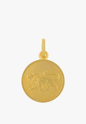 Ciondolo circolare in oro con motivo leone in rilievo e anello per agganciarlo a una collana o a un braccialetto su sfondo bianco.