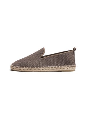 Zapato marrón tipo slip-on con parte superior de tejido texturizado, ribete de yute a lo largo de la suela y una punta suave y redondeada. Diseño minimalista sin herrajes visibles.