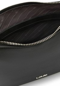 Bolso de cuero negro con exterior texturizado, cremallera plateada y dos compartimentos forrados en tela oscura con un sutil patrón a rayas.