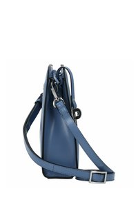 Blauwe leren handtas met een gestructureerd ontwerp, voorzien van een lange verstelbare riem, zilveren beslag en contrasterende zwarte biezen.