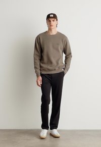 Mads Nørgaard STANDARD CREW LOGO - Melegítőfelső - bungee cord