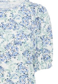 Blusa blanca con mangas cortas abullonadas, con un patrón de pequeñas flores en azul y verde.