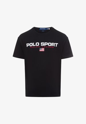 Schwarzes T-Shirt mit kurzen Ärmeln, vorne mit "POLO SPORT" in Weiß, "RALPH LAUREN" in Rot und einer kleinen amerikanischen Flagge bedruckt.