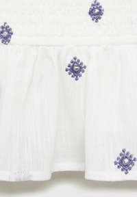 Tissu blanc avec une texture froncée, présentant des formes de diamants brodées en violet et de petits accents. Matériau doux et léger.
