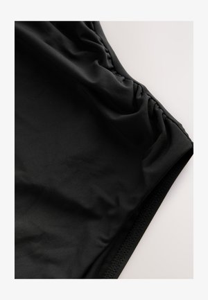 Czarne kąpielówki z gładkiego, lekkiego materiału. Zawierają marszczone wykończenia w pasie oraz kontrastujący, strukturalny brzeg.