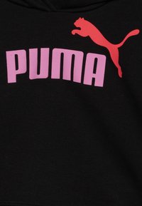 Sudadera negra con letras en neón rosa "PUMA" y un logo de puma saltando en rojo. Textura suave con un diseño clásico de capucha.
