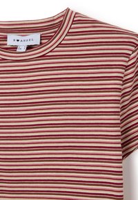 Close-up van een gestreepte shirt met korte mouwen met horizontale rode, roze, bruine en crèmekleurige strepen en een ronde halslijn.