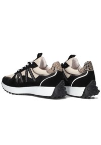 Zwarte en beige sneakers van suede en mesh materialen, met een textuuraccent in dierenprint, een witte zool en een zwarte textuur outsole.