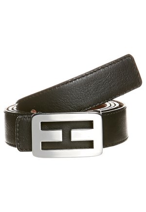 Czarny skórzany pasek zwinięty z prostokątną srebrną klamrą ozdobioną wzorem podwójnego poziomego paska z wycięciem.