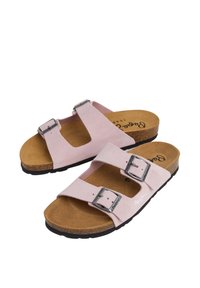 Des sandales en cuir suédé rose avec deux larges sangles, des boucles en argent ajustables, et une semelle intérieure en liège beige, dotées d'une semelle en caoutchouc noire.