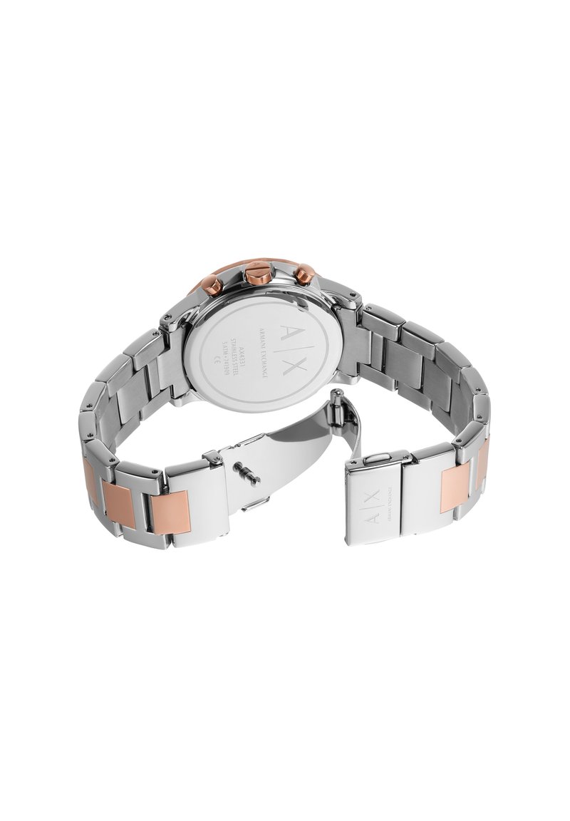 Sølv- og rosaguldfarvet Armani Exchange armbåndsur med metalledsrem og åben lås, der viser den indgraverede bagkasse.