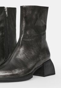 Vagabond VIVIAN - Klasične gležnjače - silver/black