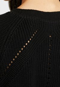 Noisy May Stickad tröja - black