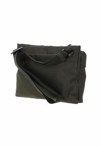 Sac bandoulière en tissu noir texturé avec sangle réglable et boucle métallique rectangulaire sur fond blanc.