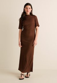 Next TEXTURED RUCHED HIGH NECK - REGULAR FIT - Velika haljina - rust brown