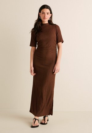 TEXTURED RUCHED HIGH NECK - REGULAR FIT - Vestito lungo - rust brown