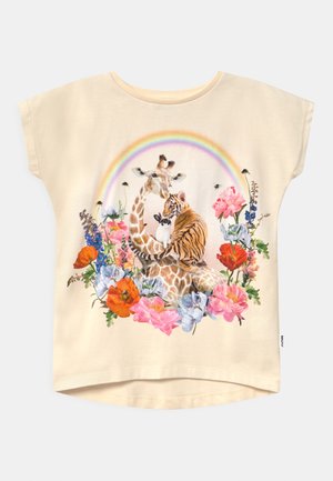 Giraffe met een tijgerwelp en een konijn omringd door kleurrijke bloemen en een regenboog op een beige T-shirt met korte mouwen.
