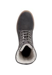 Graue Wildleder-Ankle-Boots mit einer tanfarbenen Gummisohle, kontrastierenden Schnürsenkeln und einem weichen, weißen Fellfutter, das von oben sichtbar ist.